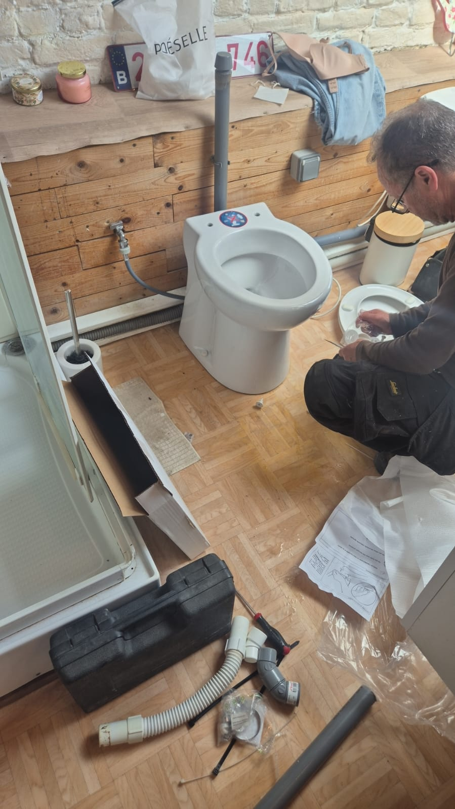 Pose d'un WC avec raccordement de l'évacuation