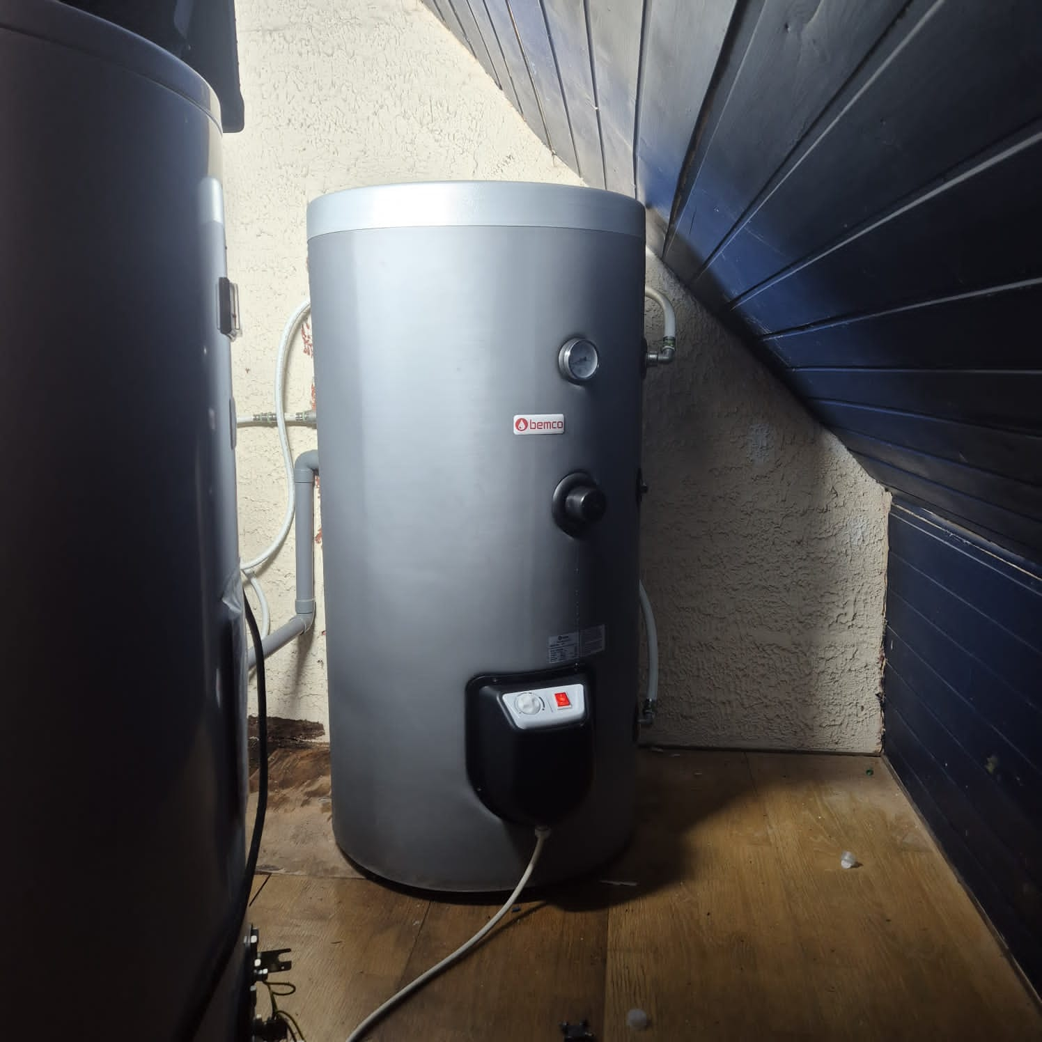 Boiler sanitaire installé sous une cage d'escalier